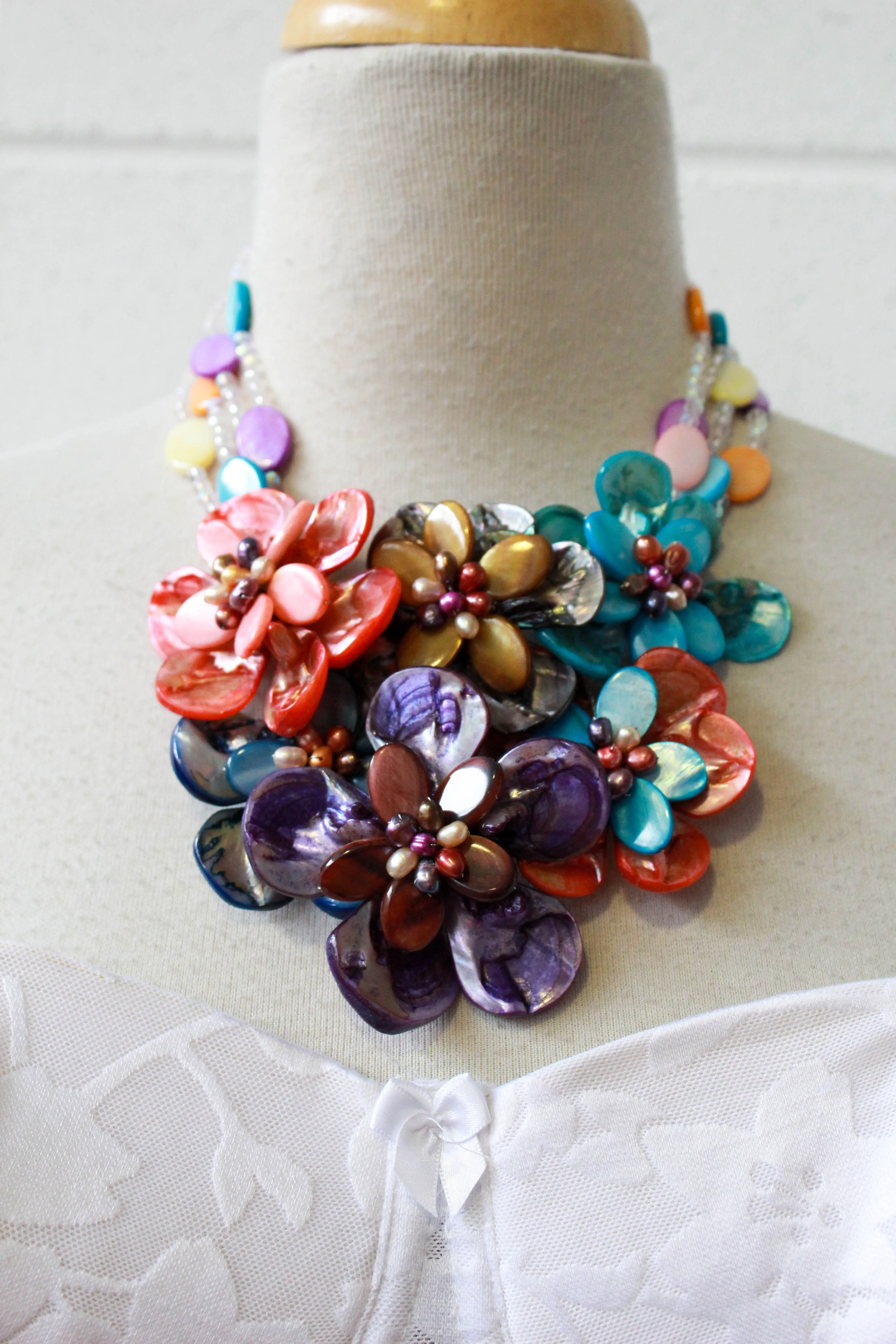90s/y2k Shell Flower Statement Necklace, Multicolour